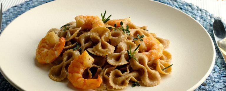 Macarrão com camarão e ervas