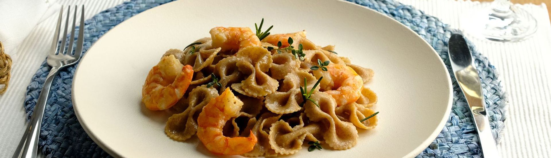 Macarrão com camarão e ervas