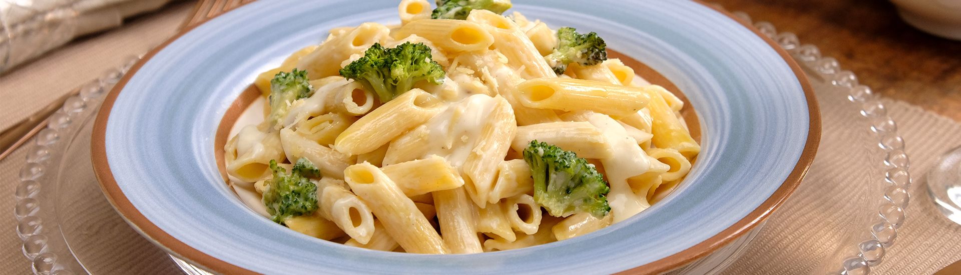 Macarrão com molho branco e brócolis
