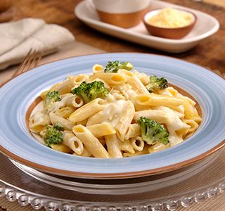 Receita Macarrão com molho branco e brócolis