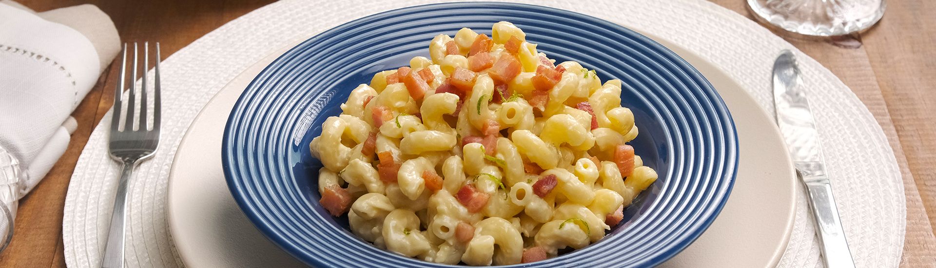 Macarrão com molho de limão e bacon