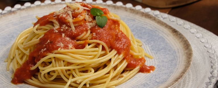 Espaguete ao molho sugo