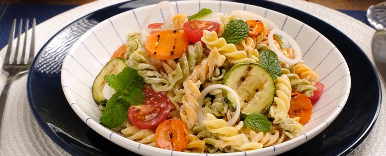 Salada de macarrão com legumes