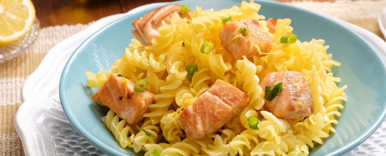 Macarrão sem glúten com salmão