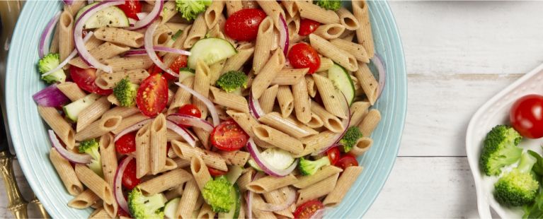 Salada de macarrão integral e brócolis