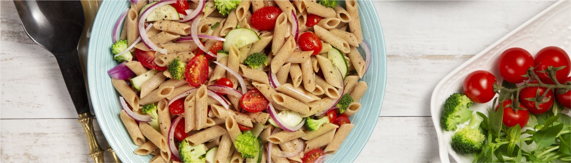 Salada de macarrão integral e brócolis