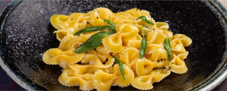 Macarrão com manteiga e sálvia