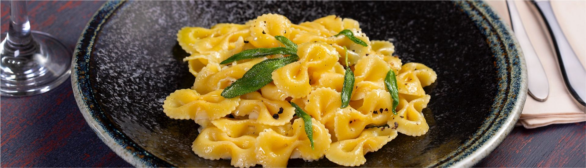 Macarrão com manteiga e sálvia