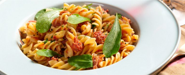 Macarrão com carne seca e rúcula