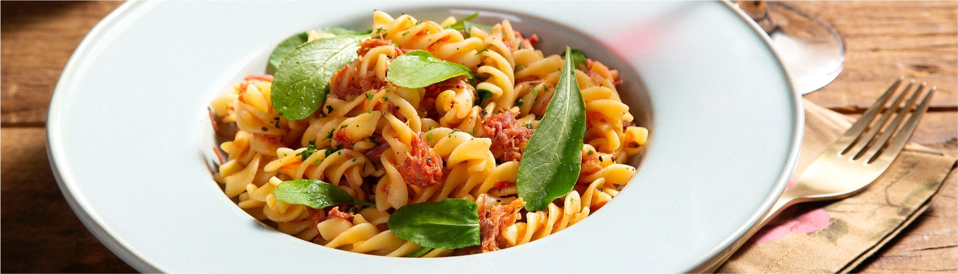 Macarrão com carne seca e rúcula