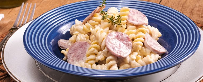 Macarrão com calabresa e creme de leite