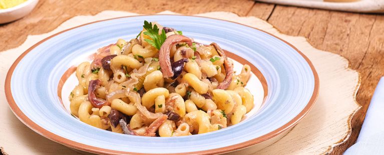 Macarrão com anchovas e cebola caramelizada