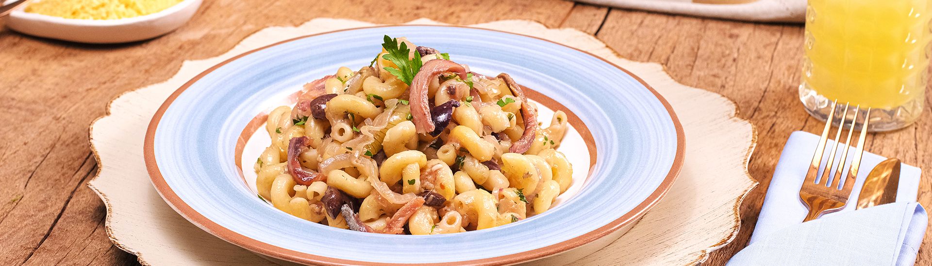 Macarrão com anchovas e cebola caramelizada