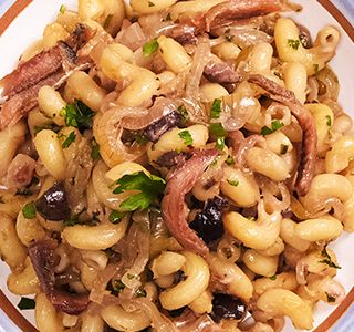 Receita Macarrão com anchovas e cebola caramelizada