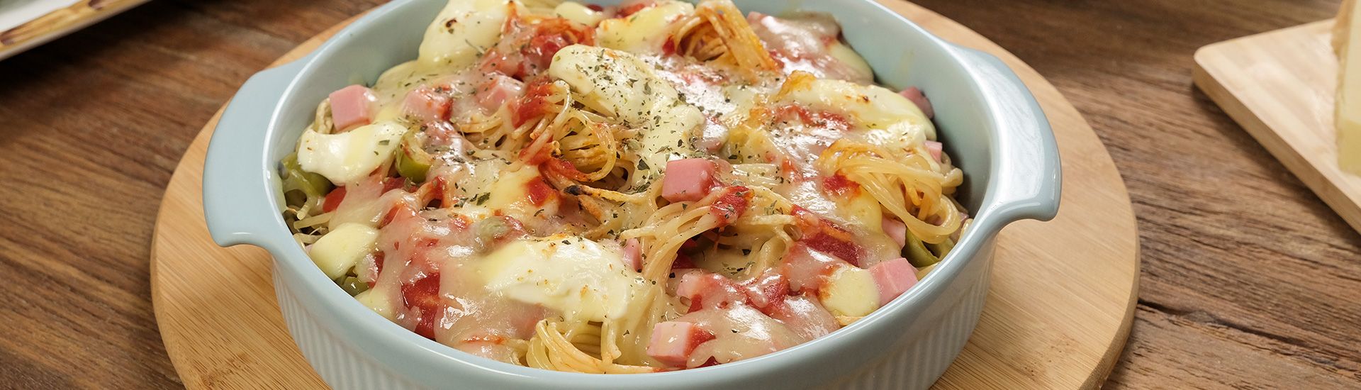 Macarrão cremoso com queijo e presunto ao forno
