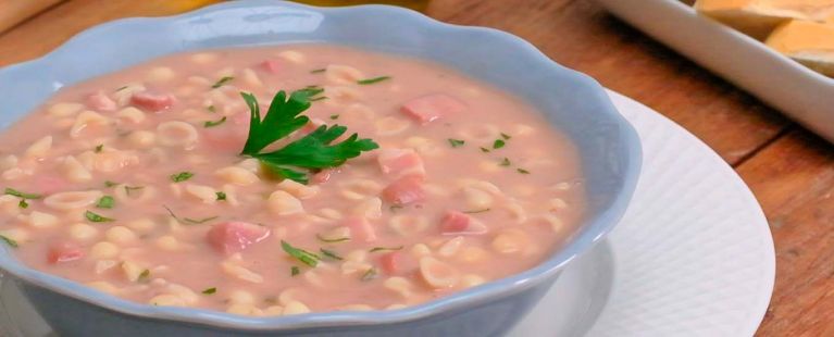 Sopa de feijão com macarrão