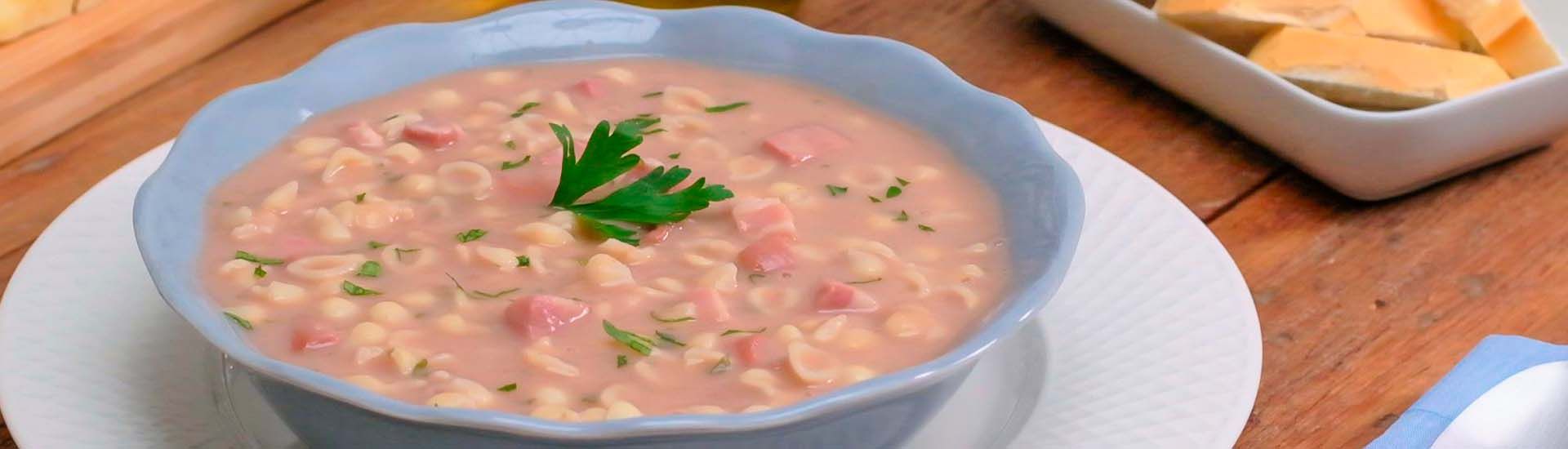 Sopa de feijão com macarrão