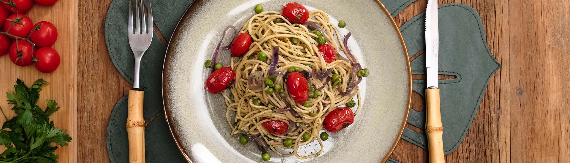 Macarrão com ervilhas
