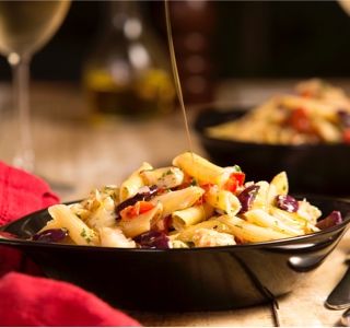 Receita Macarrão com lascas de bacalhau, pimentão e azeitona