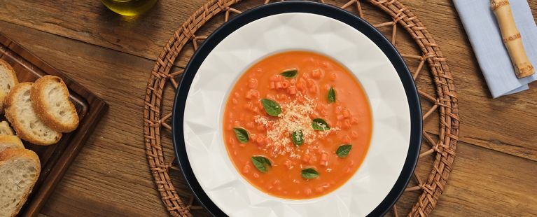 Sopa de macarrão com tomate