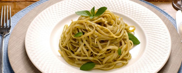 Macarrão ao molho pesto