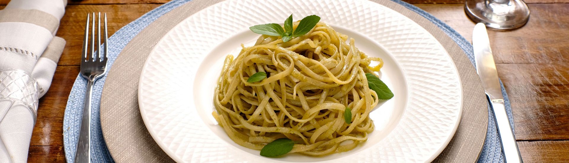 Macarrão ao molho pesto