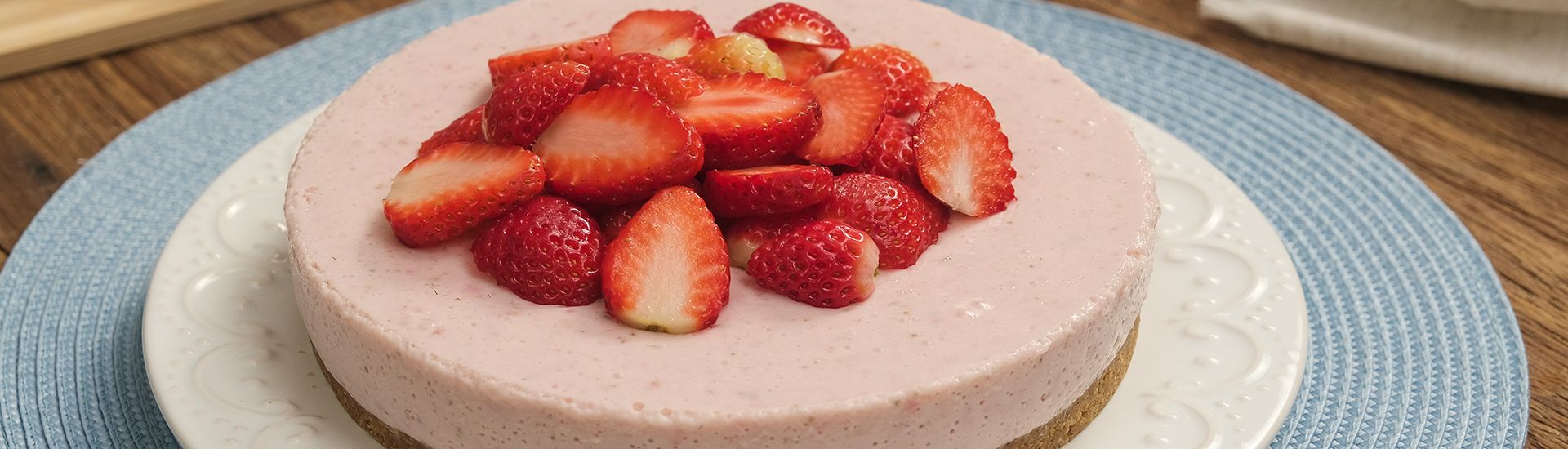 Torta mousse de morango com biscoitos