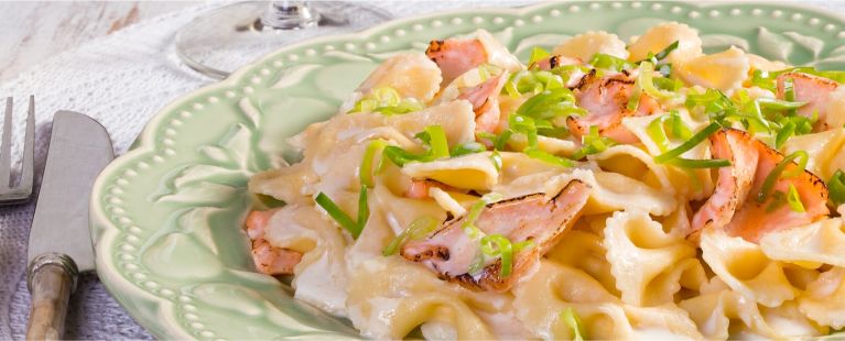 Macarrão com salmão e alho-poró