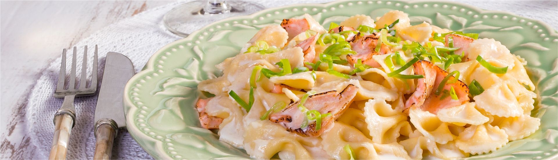 Macarrão com salmão e alho-poró