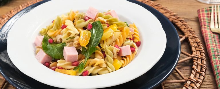 Salada de macarrão colorida com tender