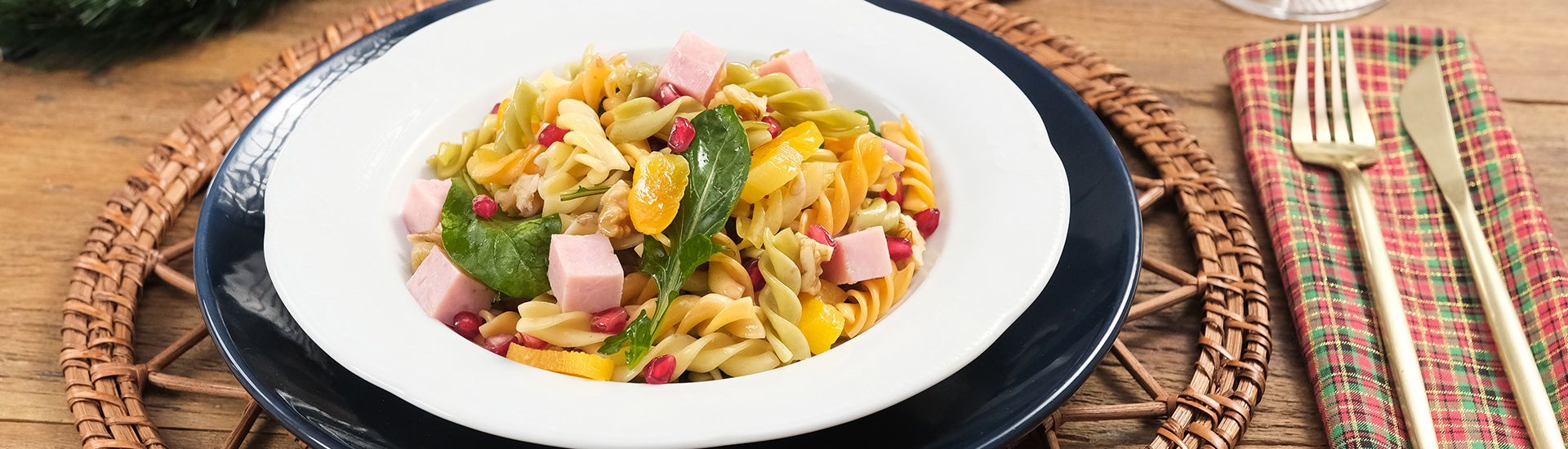 Salada de macarrão colorida com tender