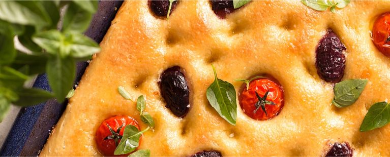 Imagem Focaccia de azeitonas pretas, tomates-cereja e manjericão