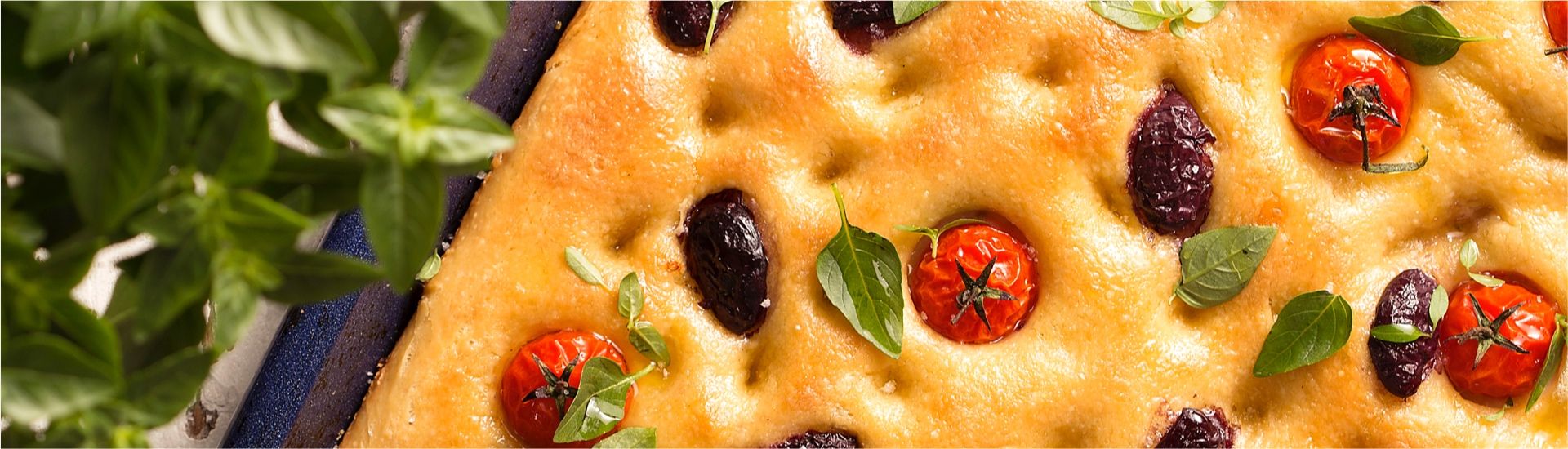 Imagem Focaccia de azeitonas pretas, tomates-cereja e manjericão