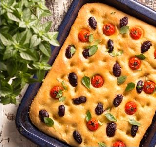 Receita Focaccia de azeitonas pretas, tomates-cereja e manjericão