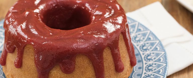 Bolo de fubá com goiabada cremosa