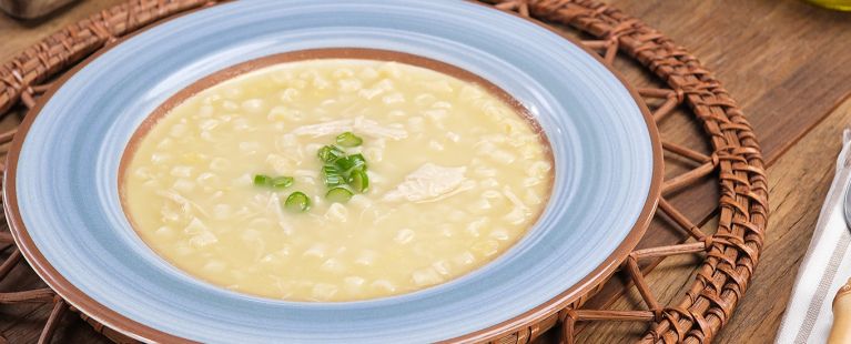 Caldo de mandioca com frango e macarrão