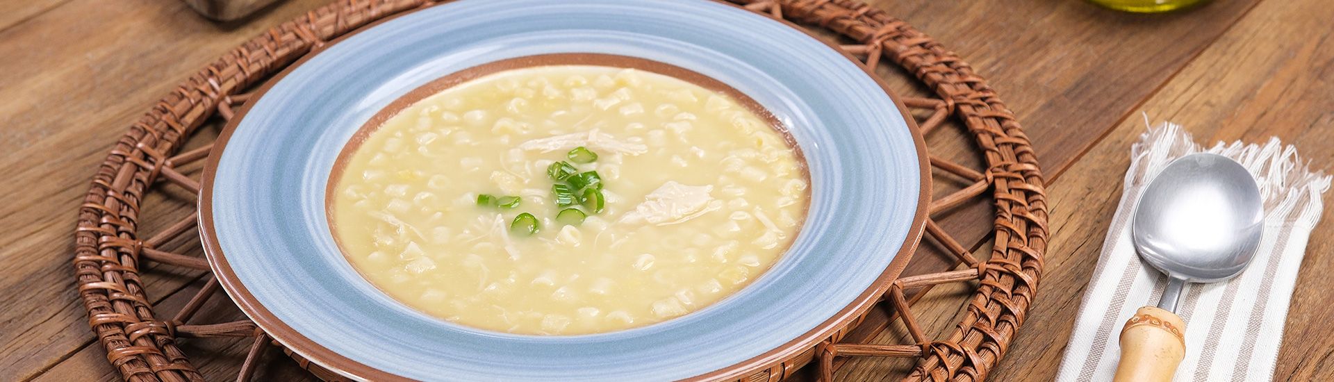 Caldo de mandioca com frango e macarrão