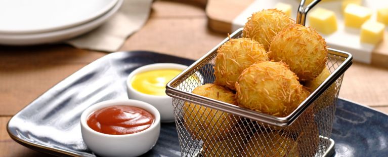 Bolinhas de queijo empanadas com macarrão capelli d’angelo