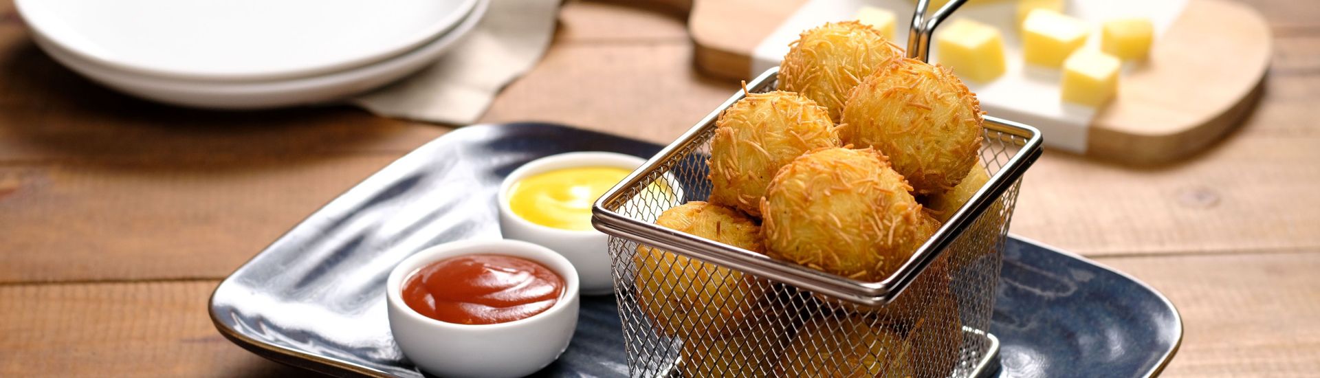 Bolinhas de queijo empanadas com macarrão capelli d’angelo