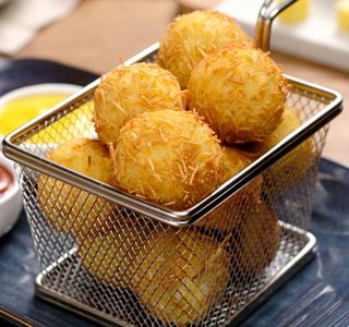 Receita Bolinhas de queijo empanadas com macarrão capelli d’angelo