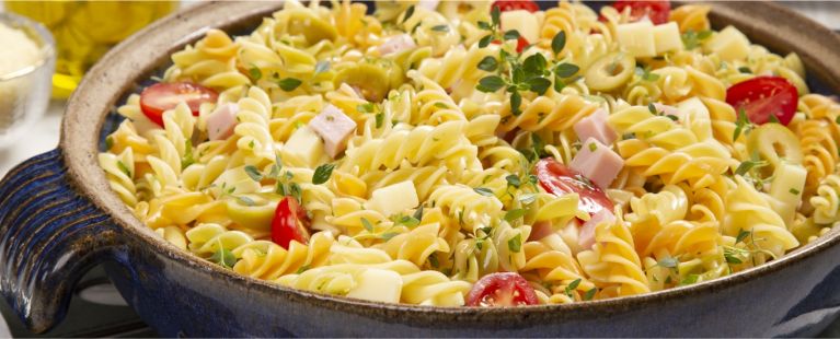 Salada de macarrão colorida