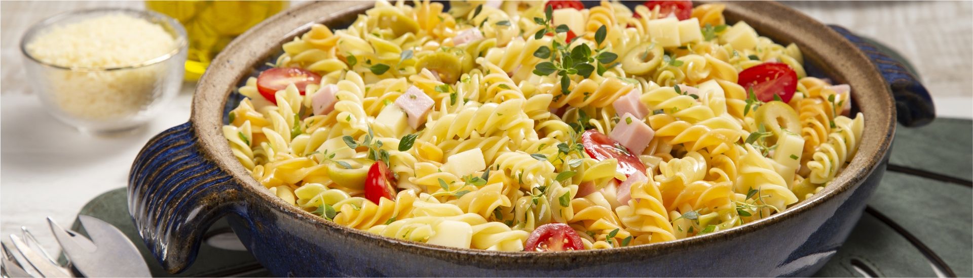 Salada de macarrão colorida