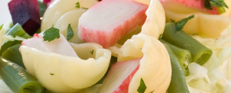 Salada de macarrão com kani