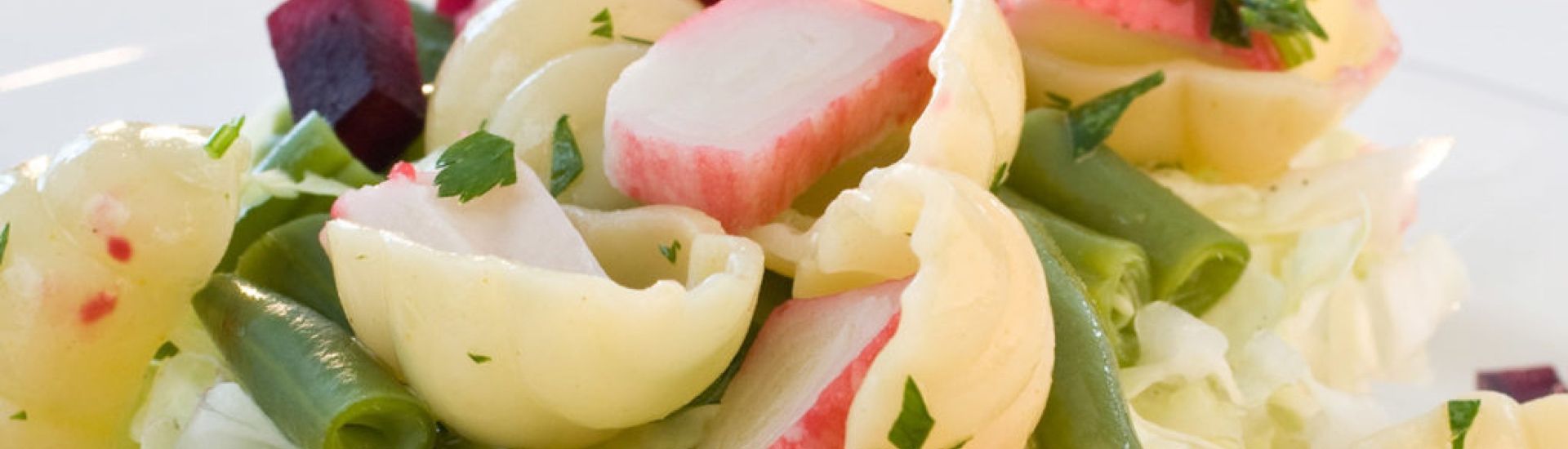 Salada de macarrão com kani