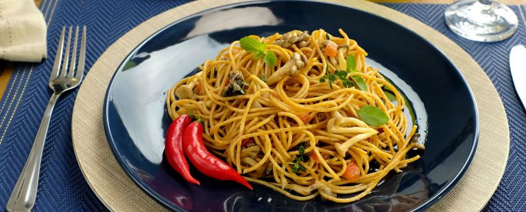 Macarrão integral com shimeji, tomate e ervas