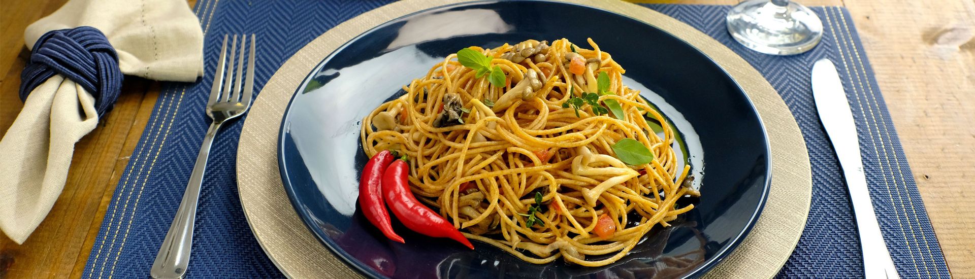 Macarrão integral com shimeji, tomate e ervas