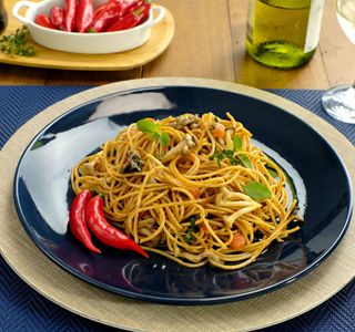 Receita Macarrão integral com shimeji, tomate e ervas
