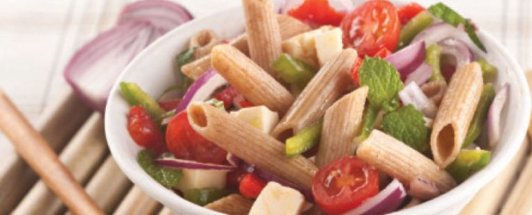 Salada de macarrão integral, tomates-cereja e feta