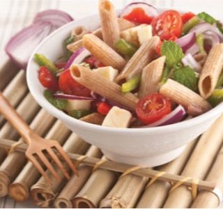 Receita Salada de macarrão integral, tomates-cereja e feta