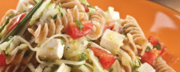Macarrão integral com alho-poró, abobrinha e ricota